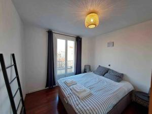 um quarto com uma cama com toalhas em Cosy apartment with View ! Paris 10mn by train em Bourg-la-Reine