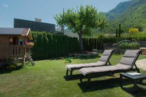 two chairs and a table in a yard at Melanies Guesthouse 2 Zimmerwohnung in Caldaro +7 photos