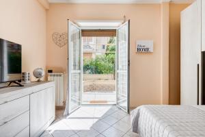 1 dormitorio con una puerta que conduce a una bañera en Joker House Roma in 15 minuti Station Airport en Ciampino