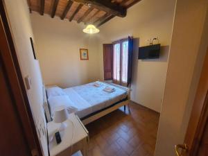 a small bedroom with a bed and a window at Fattoria Il Giardo in Pietrasanta