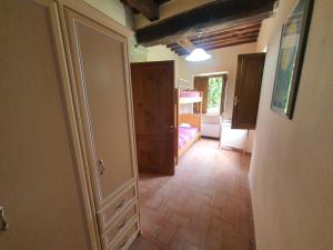 un pasillo con puerta a una habitación en Fattoria Il Giardo en Pietrasanta