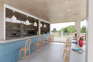 een keuken met een lange tafel en stoelen bij Maggana Residence in Minia