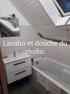 W łazience znajduje się umywalka i wanna. w obiekcie La Chaumière de Medee 