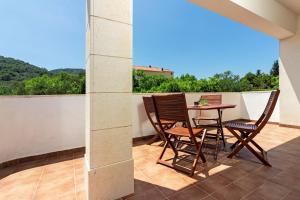 a patio with a table and chairs on a balcony at Apartment Mandalina House in Stari Grad