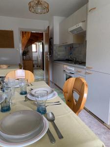 Haus Tanne Abtenau في أبتيناو: مطبخ مع طاولة عليها صحون وكاسات