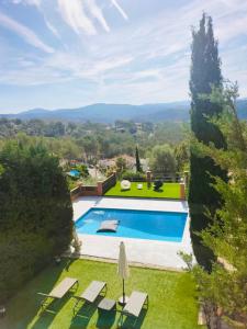 een villa met een zwembad en een tuin bij Villa Wanderlust Sitges Hills. Exclusive pool. in Olivella