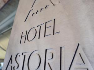 un cartello che legge l'hotel asotin su un edificio di Hotel Astoria a Caorle