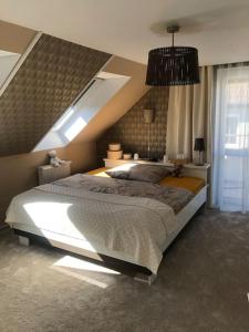 1 dormitorio con 1 cama grande en una habitación en Luxury Private holiday in Prague - all house, en Drahelčice