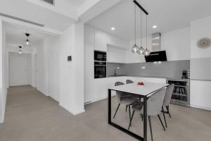 Apartman DeLux with private pool tesisinde mutfak veya mini mutfak