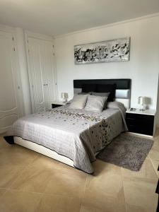 sypialnia z dużym łóżkiem i dwoma szafkami nocnymi w obiekcie Villa President Cosmos w Playa de Muro +32 zdjęcia