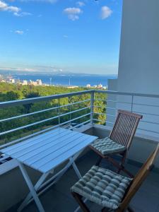 uma mesa e cadeiras numa varanda com vista em Portview apartment em Rijeka