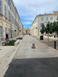 an empty street in a city with buildings at Appartement au centre historique de Nîmes in Nîmes