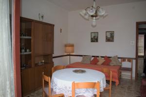 um quarto com uma mesa e uma cama e uma mesa e cadeiras em Appartamento ammobiliato em Pietraperzia