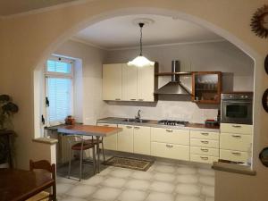 a kitchen with a table and a stove top oven at Taoretto 1 in Serravalle delle Langhe