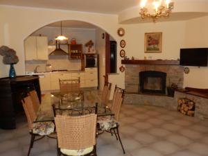 a kitchen and dining room with a table and a fireplace at Taoretto 1 in Serravalle delle Langhe