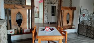 un tavolo e sedie in una stanza con alcuni vetri di Au Cœur de Mauchat a Saint-Martin-de-Fressengeas
