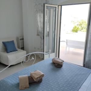- une chambre avec un lit et 2 serviettes dans l'établissement Junno Maison Doli', à Mattinata