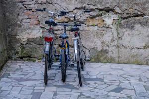 two bikes are parked against a stone wall at Taty Home Casa Vacanze in Salerno