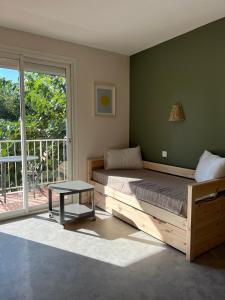 "LE MARINA" Maison & Appartements proche de la mer avec piscine的休息区