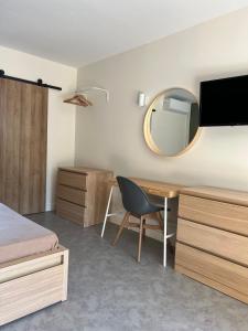 "LE MARINA" Maison & Appartements proche de la mer avec piscine的电视和/或娱乐中心