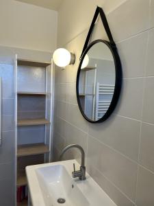 "LE MARINA" Maison & Appartements proche de la mer avec piscine的一间浴室