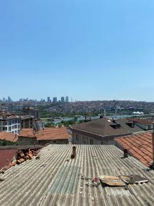 una vista aérea del techo de un edificio en Charming, Quiet Flat wih a View and Working Space EYUP1, en Estambul