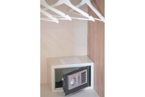 a small microwave in a room with a wall at Taty Home Casa Vacanze in Salerno