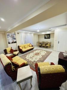 uma grande sala de estar com sofás e uma sala de jantar em Ak Home Dublex - apartment em Çanakkale