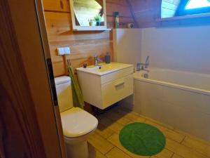 un bagno con un water, un lavandino e una vasca di Góralska Ostoja a Pcim Altre 29 foto