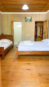 Voodi või voodid majutusasutuse Cottage Коттеджи с балконом toas