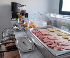 un buffet con perritos calientes y diferentes tipos de comida en Sun Springs Suites, en Kamari 99 fotos más