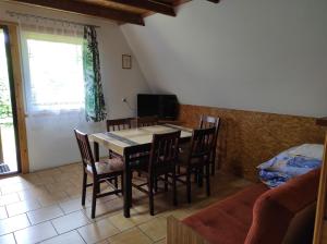 a dining room with a table and chairs at Za potokiem in Solina