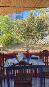 Rõdu või terrass majutusasutuses Cottage Коттеджи с балконом