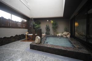 Bazén v ubytování Dormy Inn Oita nebo v jeho okolí