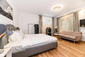 Un pat sau paturi într-o cameră la Cedrus Boutique