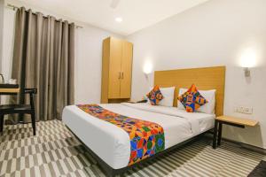 Cette chambre comprend un grand lit et un bureau. dans l'établissement Hotel The Rasa Near Welcome Metro Station, à New Delhi