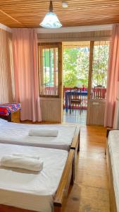 Voodi või voodid majutusasutuse Cottage Коттеджи с балконом toas