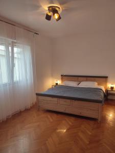 Schlafzimmer mit einem Bett und einem Deckenventilator in der Unterkunft Povljana Maris in Povljana