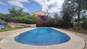 ein Schwimmbad in einem Hof mit einem Haus im Hintergrund in der Unterkunft VILLAS COSETTE Villa Brava in Calonge