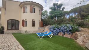 ein Haus mit einem Rasen davor in der Unterkunft VILLAS COSETTE Villa Brava in Calonge