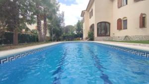 ein Swimmingpool vor einem Haus in der Unterkunft VILLAS COSETTE Villa Brava in Calonge