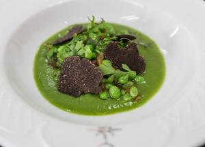 a plate of food with green sauce and peas at Aromas del Jiloca in Calamocha