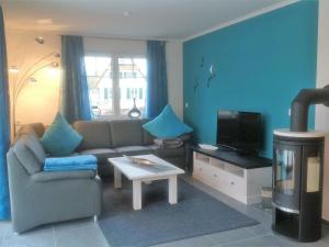 un soggiorno con divano e TV di Cozy Holiday Home in Rerik with Terrace a Neu Gaarz