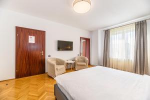 Un pat sau paturi într-o cameră la Cedrus Boutique
