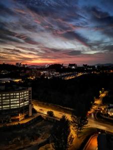 uma vista da cidade à noite em Enarahomes Shah Alam em Shah Alam