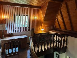 Una escalera en una habitación con techo de madera en Gîte des Hurlevents, en Bourglinster