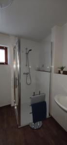 ein Badezimmer mit Dusche, Waschbecken und Toilette in der Unterkunft Ferienhaus am Marktplatz in Oberheimbach + 6 Fotos