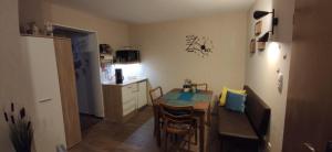 eine Küche und ein Esszimmer mit einem Tisch und einer kleinen Küche in der Unterkunft Ferienhaus am Marktplatz in Oberheimbach