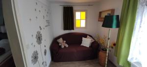 ein brauner Stuhl in einer Ecke des Zimmers in der Unterkunft Ferienhaus am Marktplatz in Oberheimbach