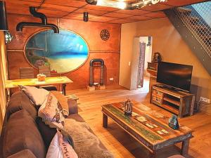 ein Wohnzimmer mit einem Sofa und einem Tisch in der Unterkunft Nautilus in Reinsfeld